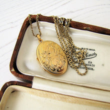 Charger l'image dans la galerie, Victorian Style 9ct Gold Locket, 9ct Gold Serpentine Chain - MercyMadge