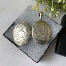 Charger l'image dans la galerie, Victorian Aesthetic Engraved Silver Locket