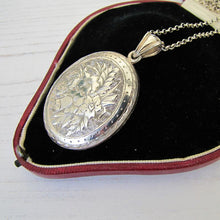 Charger l'image dans la galerie, Large Victorian Sterling Silver Engraved Locket
