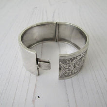 Cargar imagen en el visor de la galería, Antique Victorian Sterling Silver Cuff Bracelet, George Loveridge, Birmingham 1881