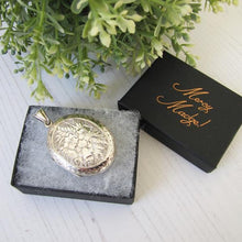 Charger l'image dans la galerie, Large Victorian Sterling Silver Engraved Locket