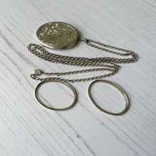 Charger l'image dans la galerie, Vintage English Silver Large Locket & Chain