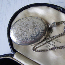 Cargar imagen en el visor de la galería, Vintage English Silver Photo Locket & Chain - MercyMadge