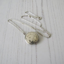 Charger l'image dans la galerie, Vintage Victorian Style English Sterling Silver Locket & Chain