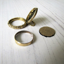 Charger l'image dans la galerie, 15ct Carved Gold Memorial Locket For Sir John Guise, English Baronet 1865 - MercyMadge