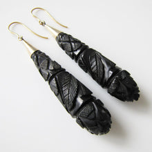 Charger l'image dans la galerie, Victorian Whitby Jet Long Torpedo 9ct Gold Earrings