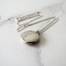 Charger l'image dans la galerie, Vintage Victorian Style English Sterling Silver Locket & Chain