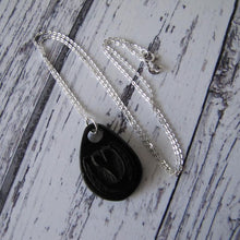 Charger l'image dans la galerie, Victorian Whitby Jet Carved Horseshoe Pendant