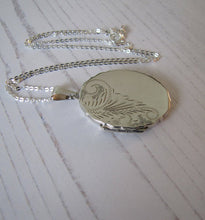 Cargar imagen en el visor de la galería, Vintage Edwardian Style English Sterling Silver Locket & Chain