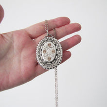 Charger l'image dans la galerie, Victorian Aesthetic Engraved Gold & Silver Locket