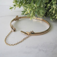 Cargar imagen en el visor de la galería, Vintage 9ct Rolled Gold Claddagh Bangle Bracelet