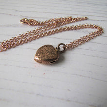 Cargar imagen en el visor de la galería, Victorian Aesthetic 9ct Rose Gold Engraved Heart Locket