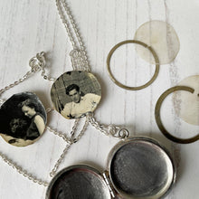 Charger l'image dans la galerie, Vintage Engraved Silver Fan Locket