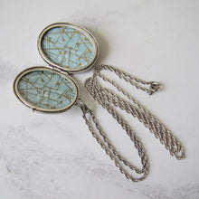 Charger l'image dans la galerie, Vintage Victorian Revival English Silver Locket & Rope Chain