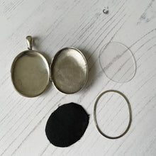 Charger l'image dans la galerie, Victorian Aesthetic Engraved Silver Locket