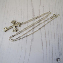 Cargar imagen en el visor de la galería, Antique Victorian Engraved Sterling Silver Cross & Chain