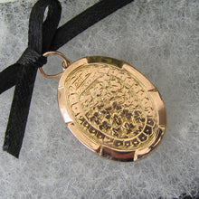 Charger l'image dans la galerie, Victorian 9ct Gold Engraved Oval Locket