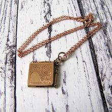Carica l'immagine nel visualizzatore di Gallery, Antique 9ct Gold Book Locket, Chester 1914. - MercyMadge