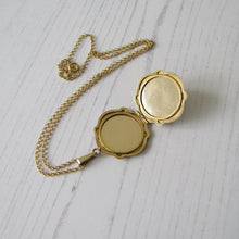 Charger l'image dans la galerie, Edwardian Revival Rolled Gold Engraved Fern Locket, Andreas Daub, Germany