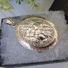 Charger l'image dans la galerie, Large Victorian Sterling Silver Engraved Locket