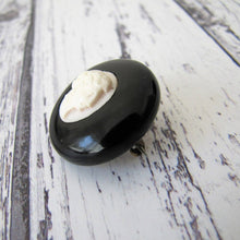 Charger l'image dans la galerie, Antique Whitby Jet & Coral Cameo Brooch - MercyMadge