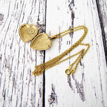 Charger l'image dans la galerie, Vintage 9ct Gold & Diamond Heart Locket - MercyMadge
