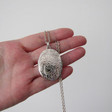 Charger l'image dans la galerie, Vintage Victorian Revival English Silver Locket & Rope Chain