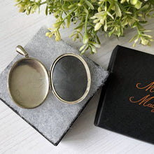 Charger l'image dans la galerie, Victorian Aesthetic Engraved Silver Locket