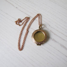 Charger l'image dans la galerie, Antique Rose Gold Glass Front Engraved Locket