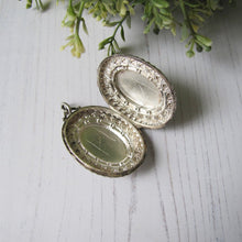 Charger l'image dans la galerie, Victorian Aesthetic Engraved Gold & Silver Locket