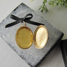 Charger l'image dans la galerie, Victorian 9ct Gold Engraved Oval Locket