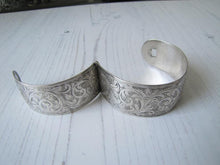 Charger l'image dans la galerie, Victorian Sterling Silver Cuff Bracelet, Charles Horner, Chester 1855.