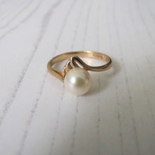Charger l'image dans la galerie, Vintage 1960s 9ct Gold Pearl Solitaire Ring - MercyMadge