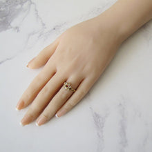 Charger l'image dans la galerie, Georgian 15ct Gold & Topaz Flower Ring
