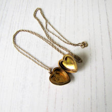 Charger l'image dans la galerie, Victorian 9ct Gold & Pearl Heart Locket On Chain - MercyMadge