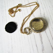 Charger l'image dans la galerie, 15ct Carved Gold Memorial Locket For Sir John Guise, English Baronet 1865 - MercyMadge