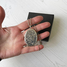 Charger l'image dans la galerie, Vintage English Silver Large Locket & Chain
