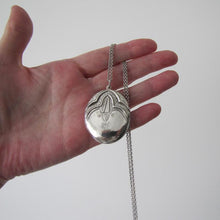 Cargar imagen en el visor de la galería, Vintage Art Deco Revival Sterling Silver Locket & Long Chain