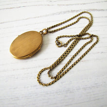 Charger l'image dans la galerie, Victorian Style 9ct Gold Locket, 9ct Gold Serpentine Chain - MercyMadge
