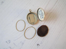 Charger l'image dans la galerie, Large Victorian 9ct Gold Engraved Oval Locket
