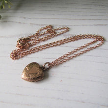 Cargar imagen en el visor de la galería, Victorian Aesthetic 9ct Rose Gold Engraved Heart Locket
