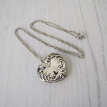 Charger l'image dans la galerie, Vintage Sterling Silver Engraved Puffy Heart Locket