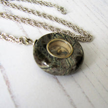 Charger l'image dans la galerie, Victorian Scottish Silver & Agate Compass Pendant Fob