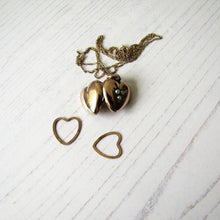 Charger l'image dans la galerie, Victorian 9ct Gold & Pearl Heart Locket On Chain - MercyMadge