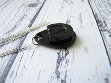 Charger l'image dans la galerie, Victorian Whitby Jet Carved Horseshoe Pendant