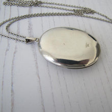 Cargar imagen en el visor de la galería, Vintage English Silver Photo Locket & Chain - MercyMadge
