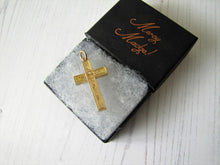 Cargar imagen en el visor de la galería, Victorian 15ct Gold Engraved Cross Pendant - MercyMadge