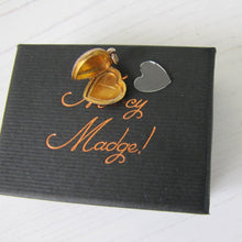 Cargar imagen en el visor de la galería, Victorian Aesthetic 9ct Rose Gold Engraved Heart Locket