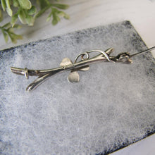 Charger l'image dans la galerie, Antique Silver & Green Enamel Shamrock Pin