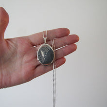 Cargar imagen en el visor de la galería, Vintage Edwardian Style English Sterling Silver Locket & Chain